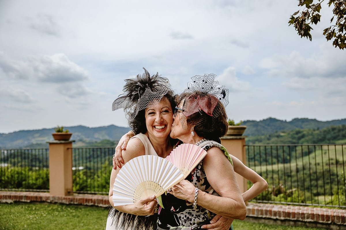 Fotografo matrimonio in Monferrato. Matrimonio di Serena e Fabrizio al Vecchio Castagno di Cocconato d'Asti. Sposa con la mamma.