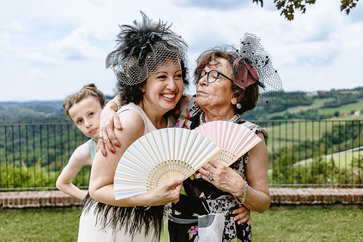 Fotografo matrimonio in Monferrato. Matrimonio di Serena e Fabrizio al Vecchio Castagno di Cocconato d'Asti. Sposa con la mamma e nipotina.