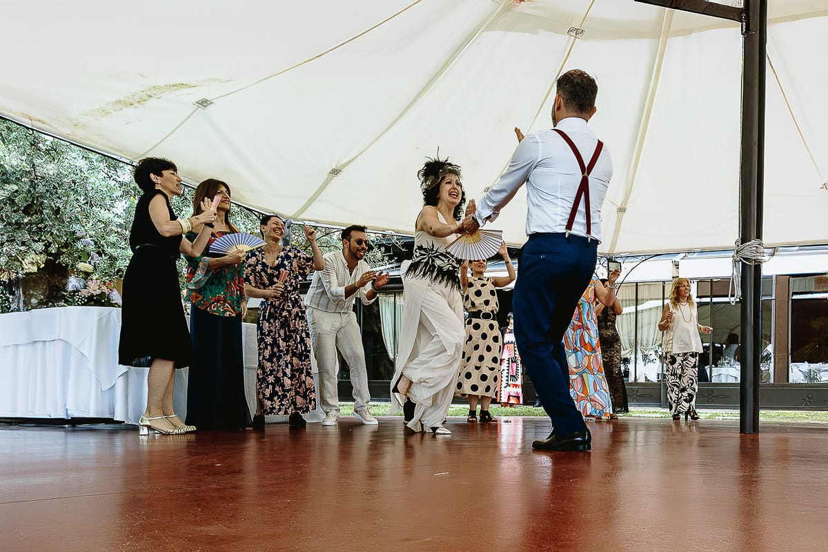 Fotografo matrimonio in Monferrato. Matrimonio di Serena e Fabrizio al Vecchio Castagno di Cocconato d'Asti. Balli