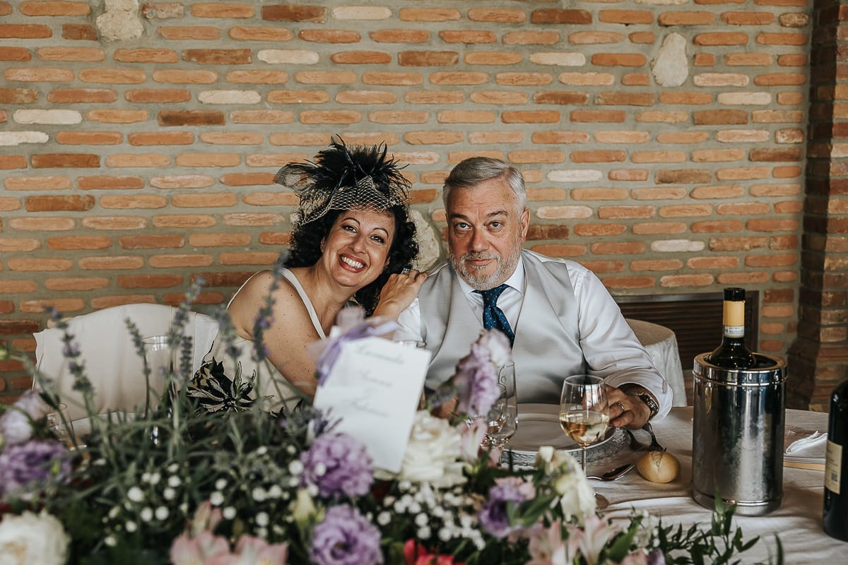 Fotografo matrimonio in Monferrato. Matrimonio di Serena e Fabrizio al Vecchio Castagno di Cocconato d'Asti. Sposi al tavolo.