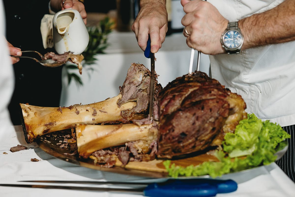 Fotografo matrimonio in Monferrato. Matrimonio di Serena e Fabrizio al Vecchio Castagno di Cocconato d'Asti. Cosciotto al forno.