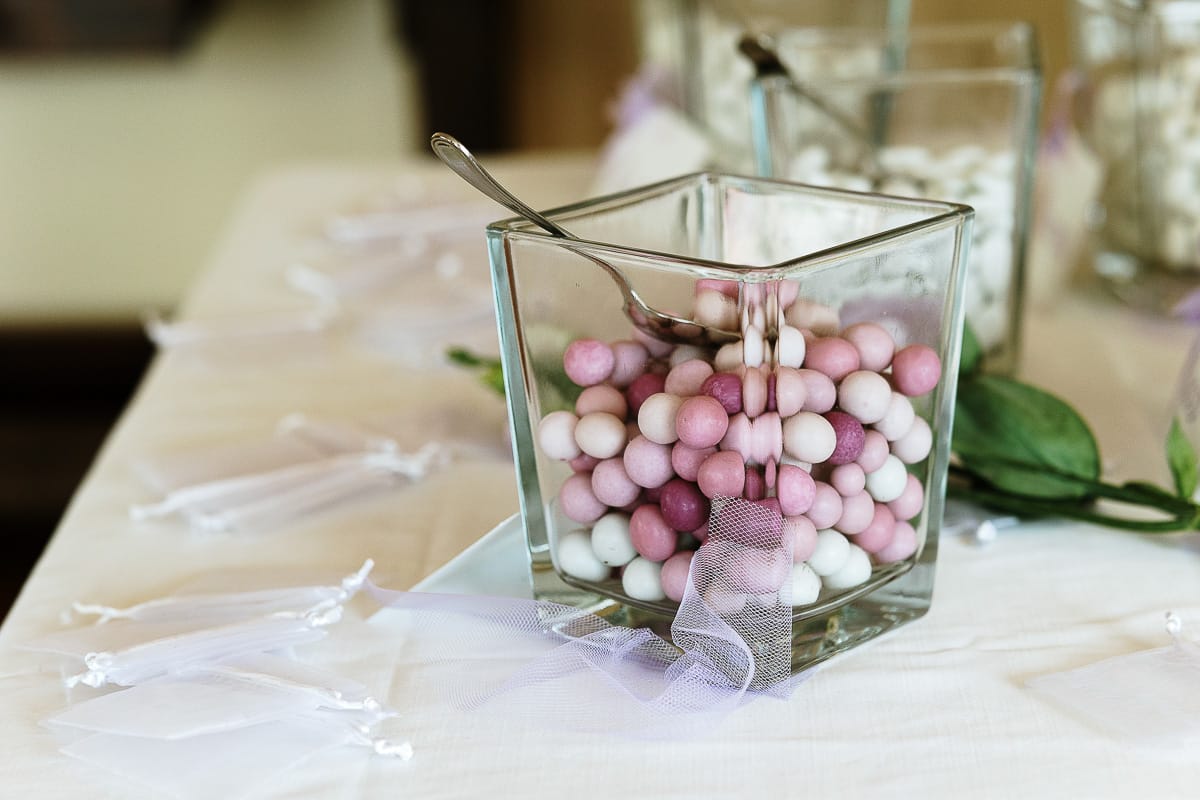 Fotografo matrimonio in Monferrato. Matrimonio di Serena e Fabrizio al Vecchio Castagno di Cocconato d'Asti. Confettata.