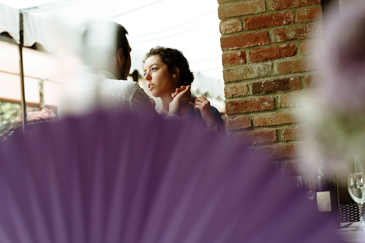 Fotografo matrimonio in Monferrato. Matrimonio di Serena e Fabrizio al Vecchio Castagno di Cocconato d'Asti. Giovane coppia di invitati.