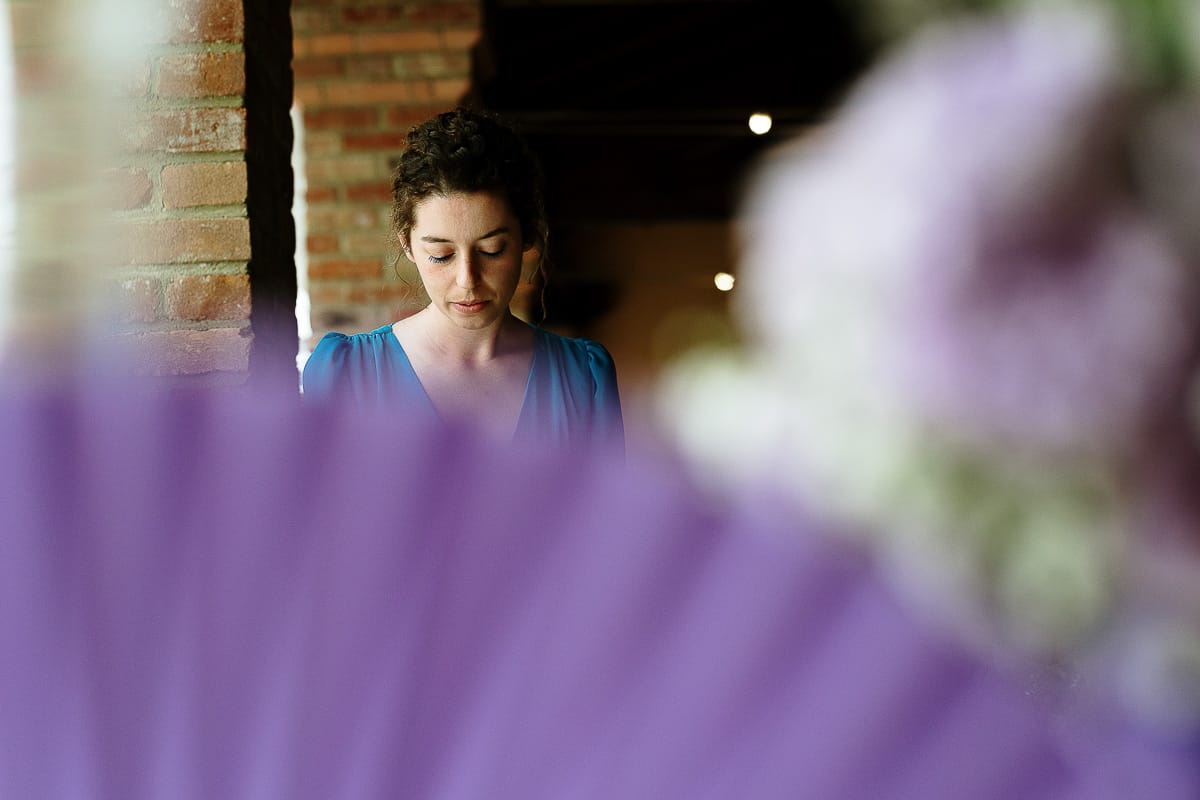 Fotografo matrimonio in Monferrato. Matrimonio di Serena e Fabrizio al Vecchio Castagno di Cocconato d'Asti. Ritratto intenso di invitata.