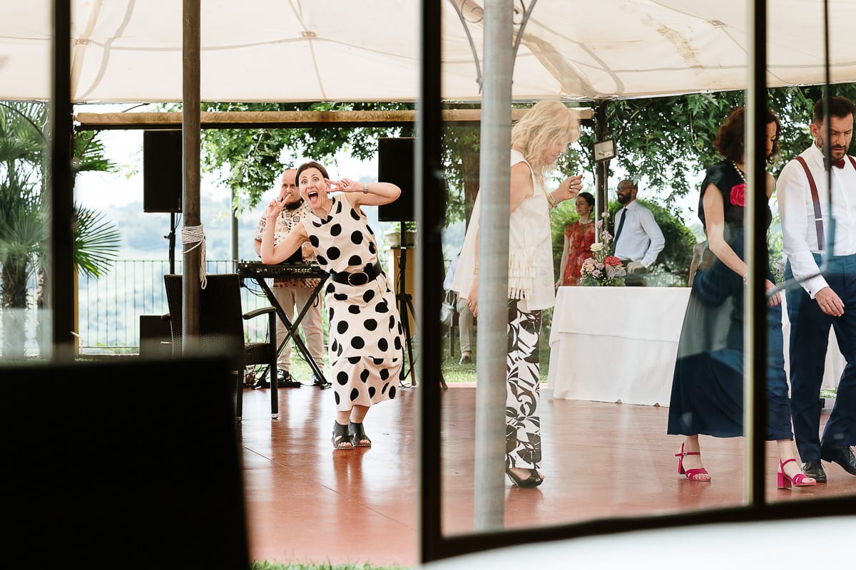Fotografo matrimonio in Monferrato. Matrimonio di Serena e Fabrizio al Vecchio Castagno di Cocconato d'Asti. Balli.