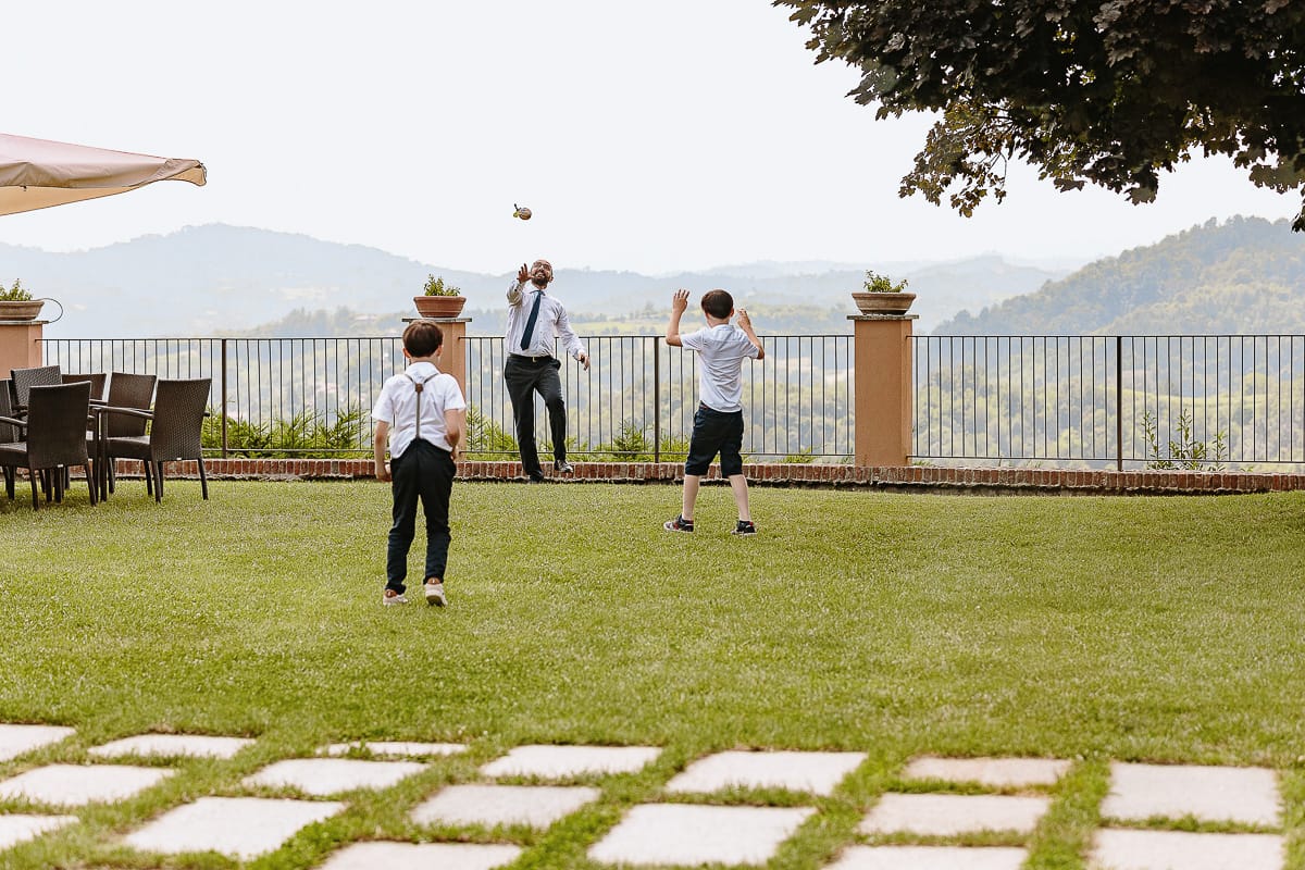 Fotografo matrimonio in Monferrato. Matrimonio di Serena e Fabrizio al Vecchio Castagno di Cocconato d'Asti. Bambini che giocano.