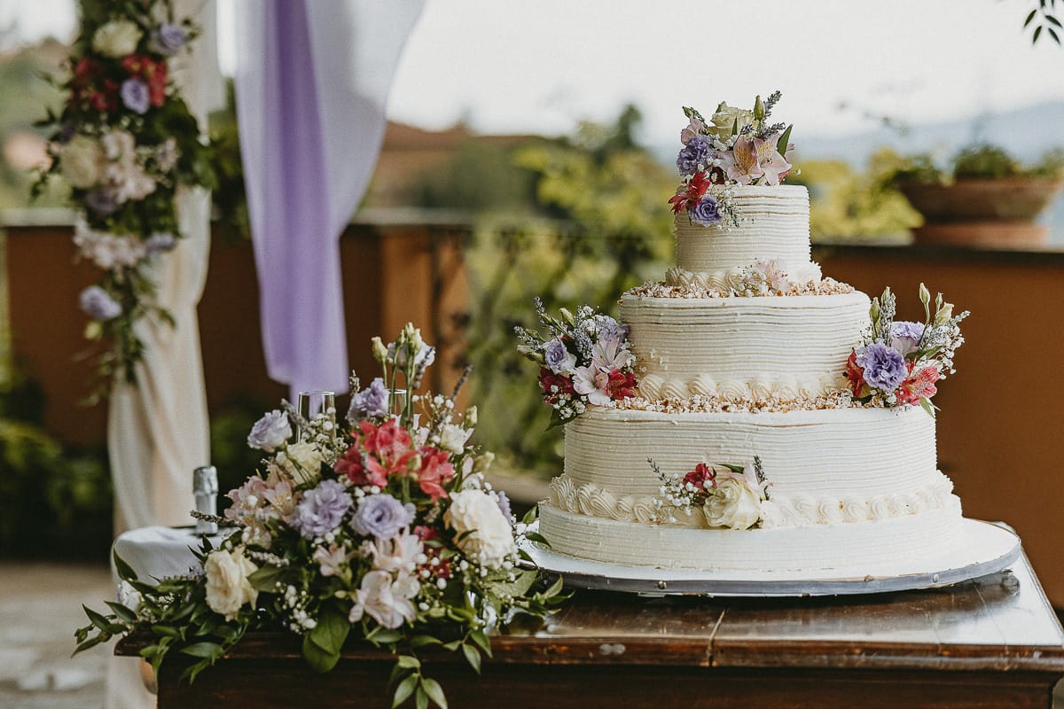 Fotografo matrimonio in Monferrato. Matrimonio di Serena e Fabrizio al Vecchio Castagno di Cocconato d'Asti. Taglio della torta. Allestimento.