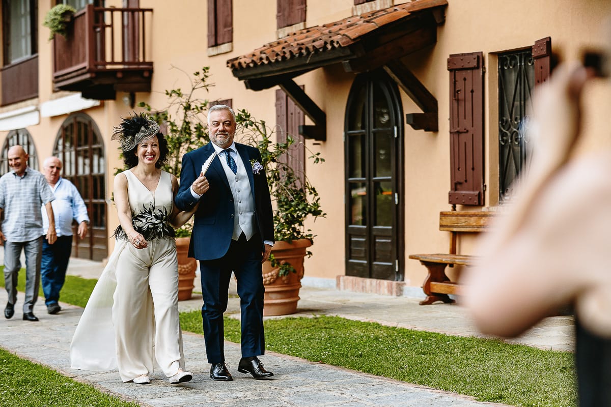 Fotografo matrimonio in Monferrato. Matrimonio di Serena e Fabrizio al Vecchio Castagno di Cocconato d'Asti. Taglio della torta. Arrivo degli sposi e degli invitati