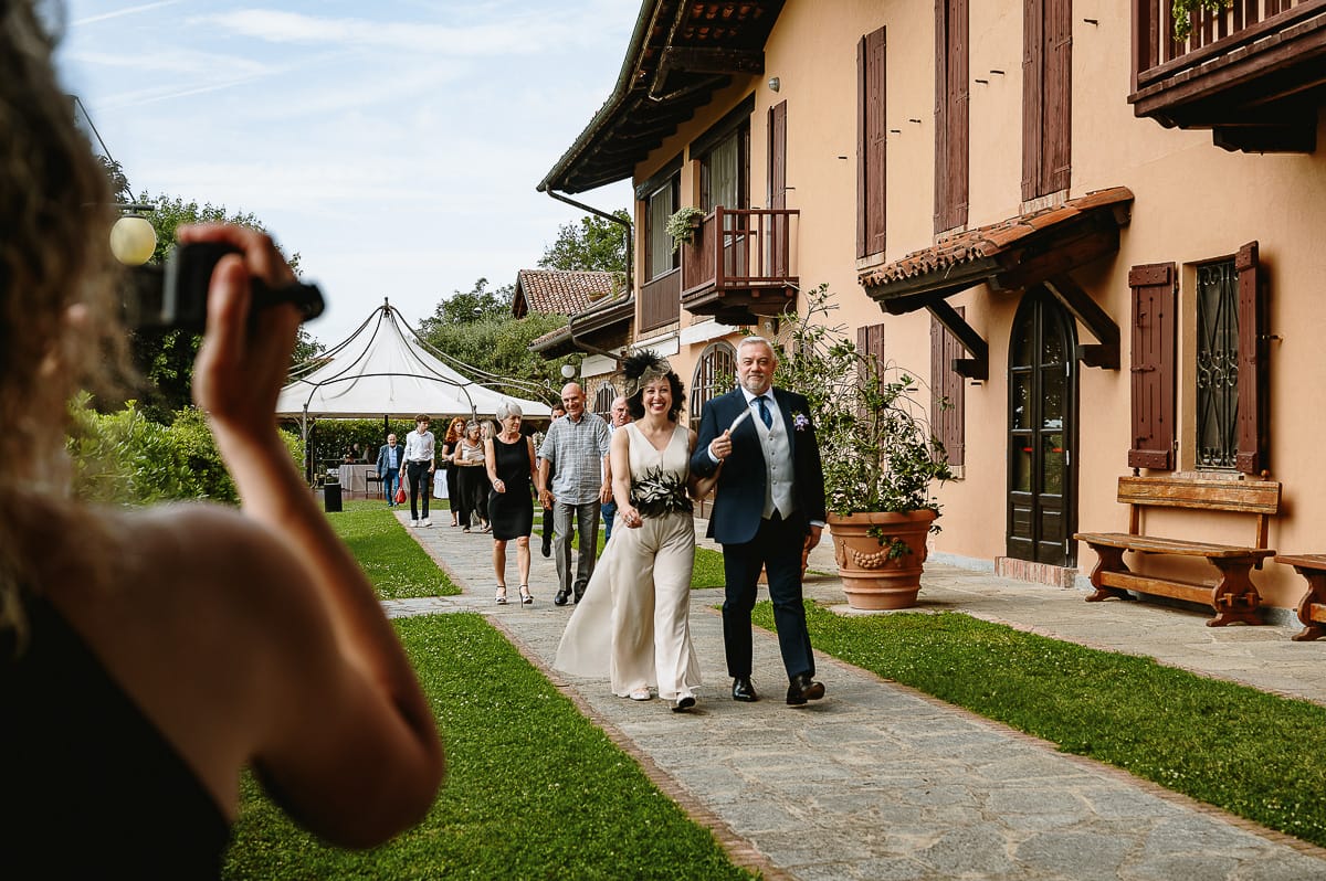 Fotografo matrimonio in Monferrato. Matrimonio di Serena e Fabrizio al Vecchio Castagno di Cocconato d'Asti. Taglio della torta. Arrivo degli sposi e degli invitati.