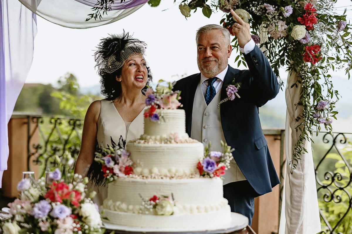 Fotografo matrimonio in Monferrato. Matrimonio di Serena e Fabrizio al Vecchio Castagno di Cocconato d'Asti. Taglio della torta.