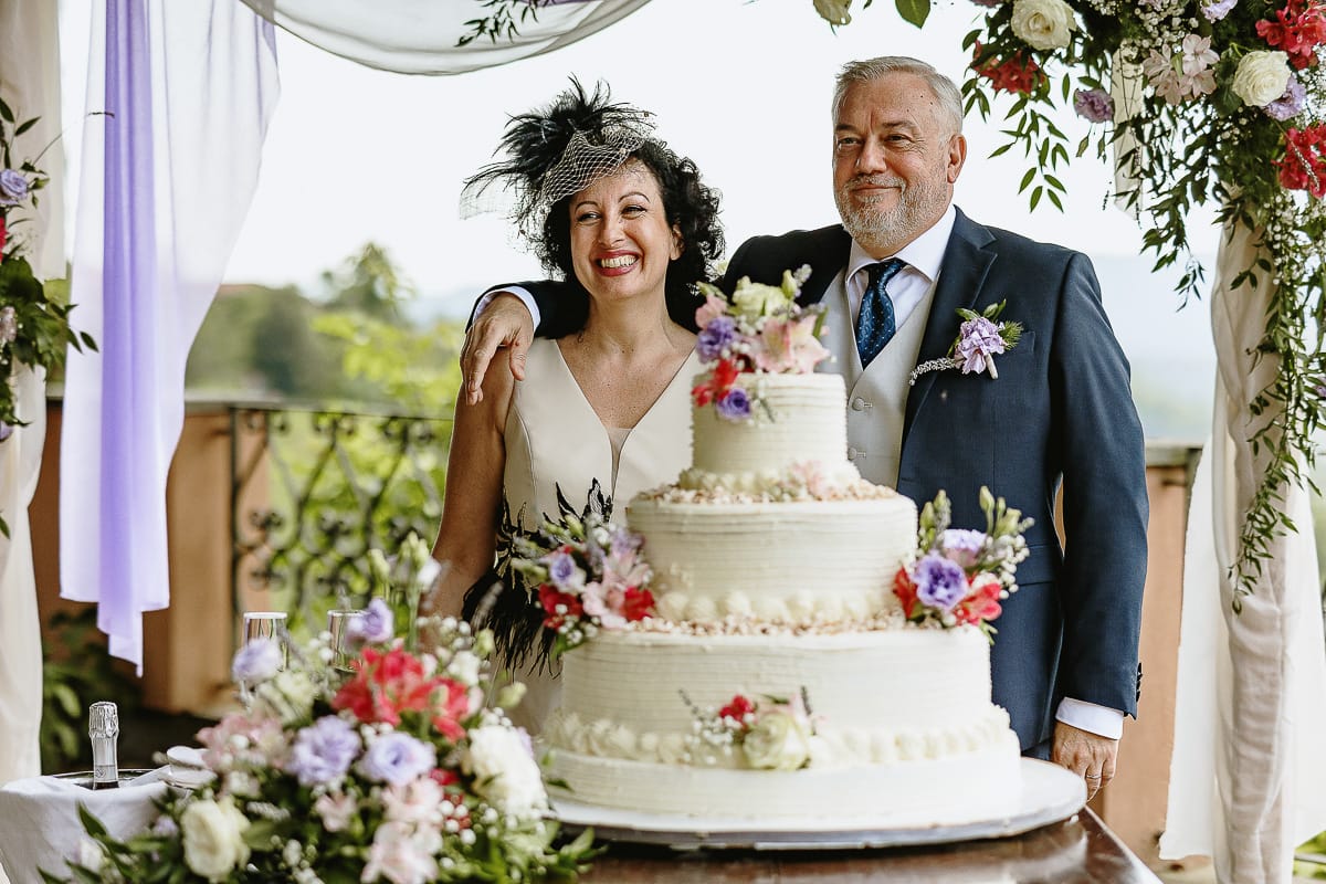 Fotografo matrimonio in Monferrato. Matrimonio di Serena e Fabrizio al Vecchio Castagno di Cocconato d'Asti. Taglio della torta. Sposi sorridenti