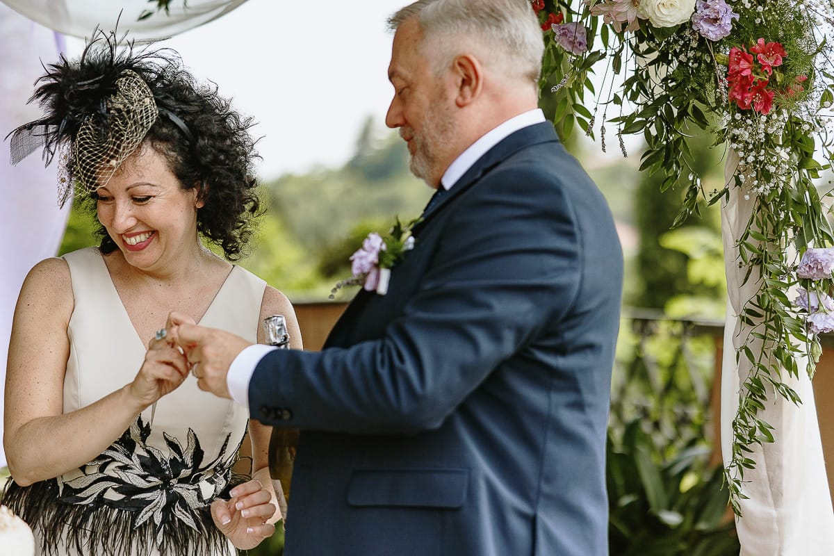 Fotografo matrimonio in Monferrato. Matrimonio di Serena e Fabrizio al Vecchio Castagno di Cocconato d'Asti. Taglio della torta.