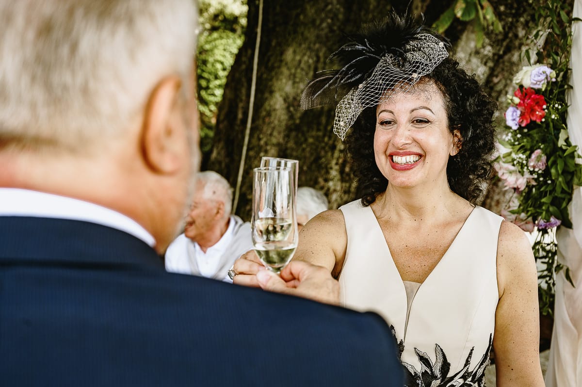 Fotografo matrimonio in Monferrato. Matrimonio di Serena e Fabrizio al Vecchio Castagno di Cocconato d'Asti. Taglio della torta. Gli sposi brindano.