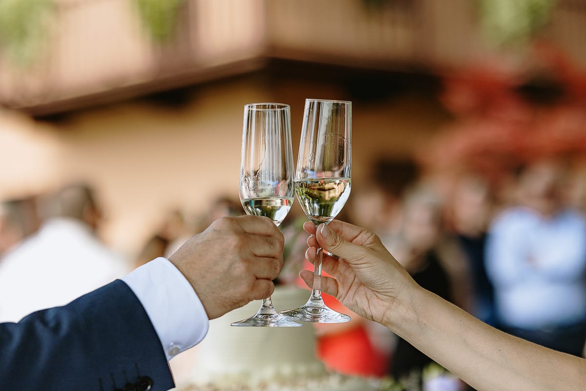 Fotografo matrimonio in Monferrato. Matrimonio di Serena e Fabrizio al Vecchio Castagno di Cocconato d'Asti. Taglio della torta. Dettaglio dei calici con lo spumante.