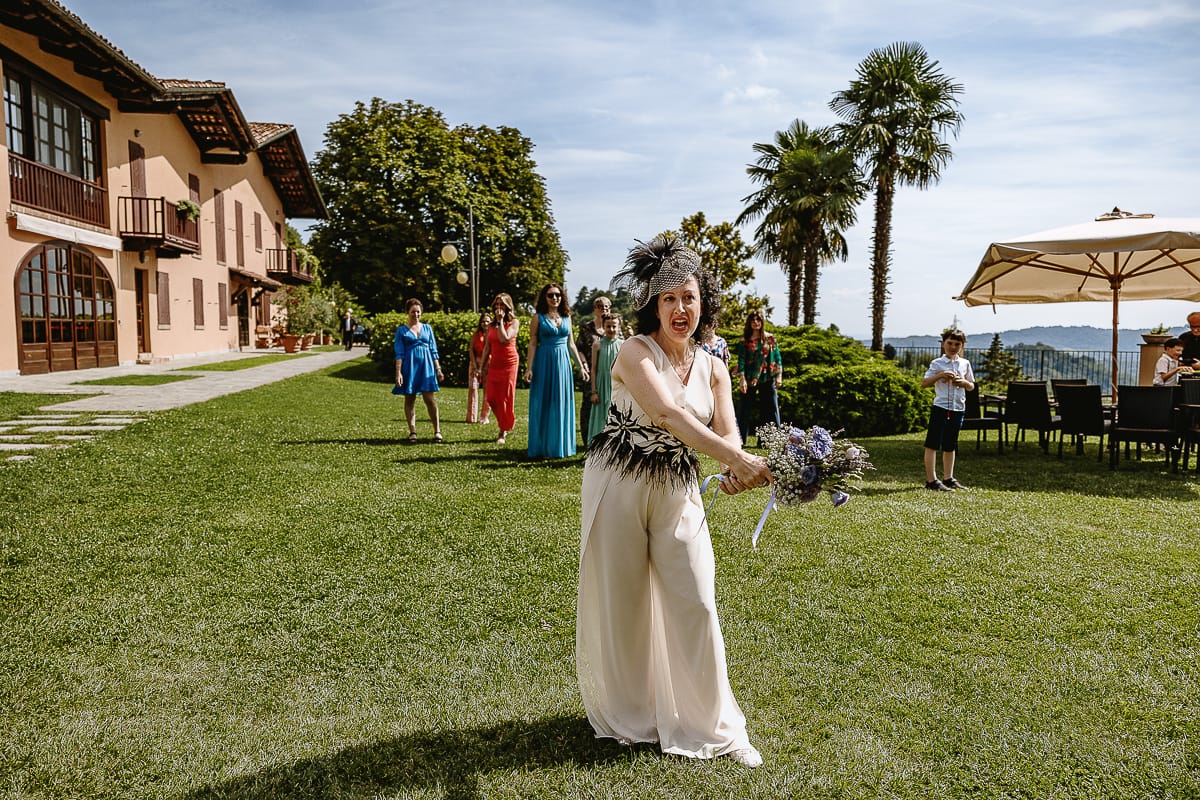 Fotografo matrimonio in Monferrato. Matrimonio di Serena e Fabrizio al Vecchio Castagno di Cocconato d'Asti. Lancio del bouquet.