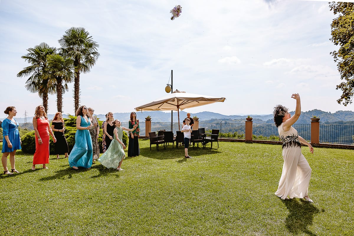 Fotografo matrimonio in Monferrato. Matrimonio di Serena e Fabrizio al Vecchio Castagno di Cocconato d'Asti. Lancio del bouquet.
