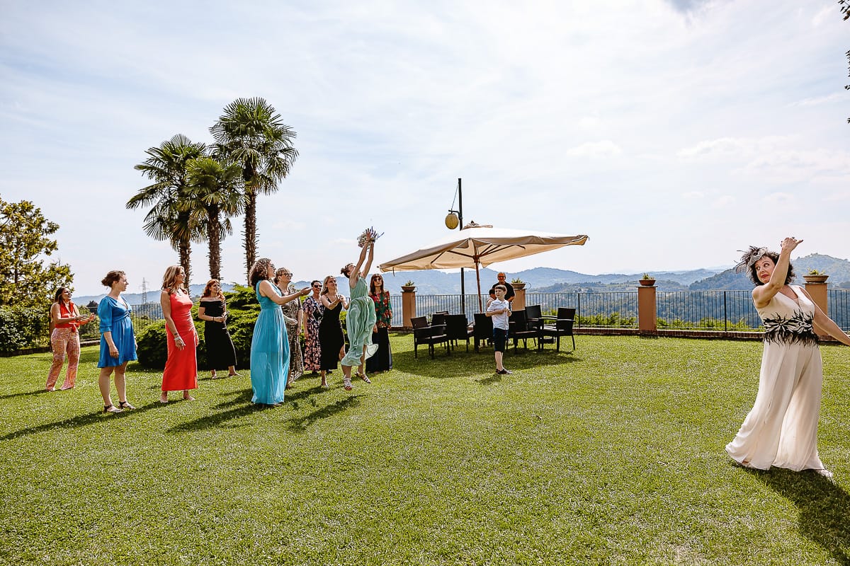 Fotografo matrimonio in Monferrato. Matrimonio di Serena e Fabrizio al Vecchio Castagno di Cocconato d'Asti. Lancio del bouquet.