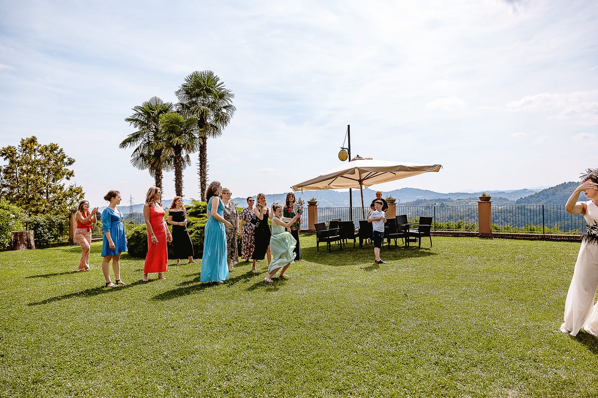 Fotografo matrimonio in Monferrato. Matrimonio di Serena e Fabrizio al Vecchio Castagno di Cocconato d'Asti. Lancio del bouquet.