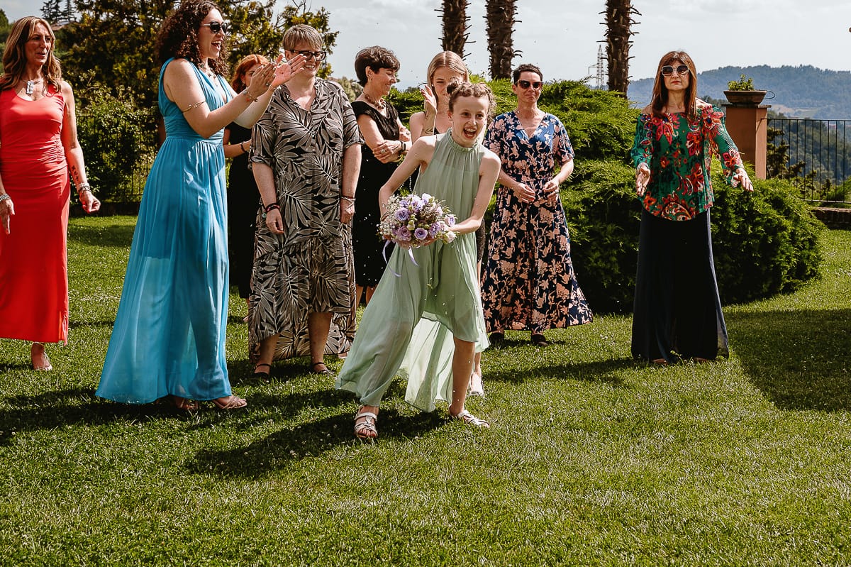 Fotografo matrimonio in Monferrato. Matrimonio di Serena e Fabrizio al Vecchio Castagno di Cocconato d'Asti. Lancio del bouquet.Primo lancio non valido. Il bouquet lo prende al volo la nipotina troppo giovane.