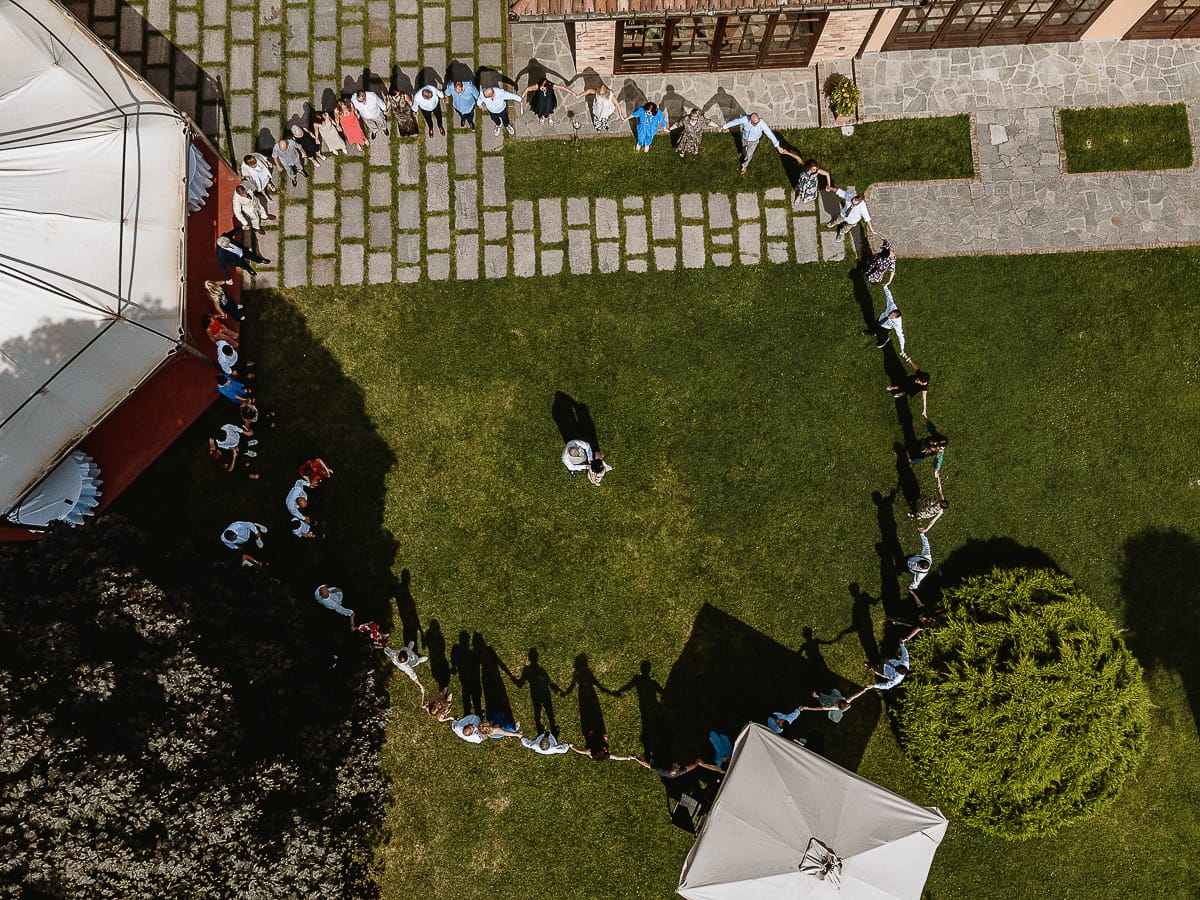 Fotografo matrimonio in Monferrato. Matrimonio di Serena e Fabrizio al Vecchio Castagno di Cocconato d'Asti. Tutti gli invitati in cerchio.