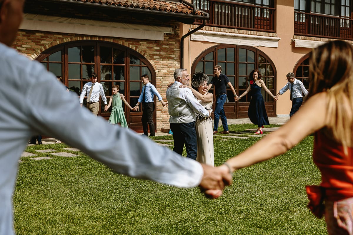Fotografo matrimonio in Monferrato. Matrimonio di Serena e Fabrizio al Vecchio Castagno di Cocconato d'Asti. Tutti gli invitati in cerchio.