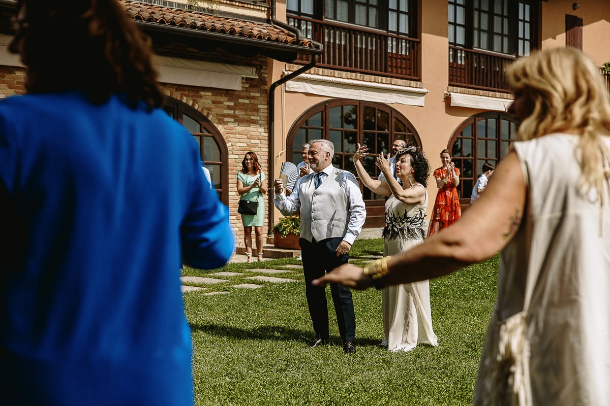 Fotografo matrimonio in Monferrato. Matrimonio di Serena e Fabrizio al Vecchio Castagno di Cocconato d'Asti. Tutti gli invitati in cerchio.