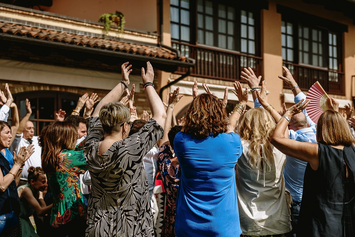 Fotografo matrimonio in Monferrato. Matrimonio di Serena e Fabrizio al Vecchio Castagno di Cocconato d'Asti. Tutti gli invitati in cerchio.Applaudono.