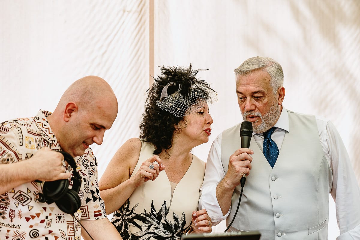 Fotografo matrimonio in Monferrato. Matrimonio di Serena e Fabrizio al Vecchio Castagno di Cocconato d'Asti. Sposi nella postazione dj