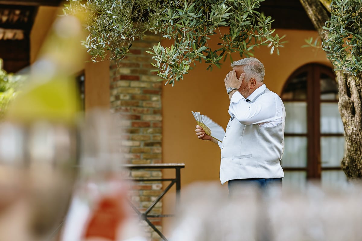 Fotografo matrimonio in Monferrato. Matrimonio di Serena e Fabrizio al Vecchio Castagno di Cocconato d'Asti. Sposo si asciuga il sudore.