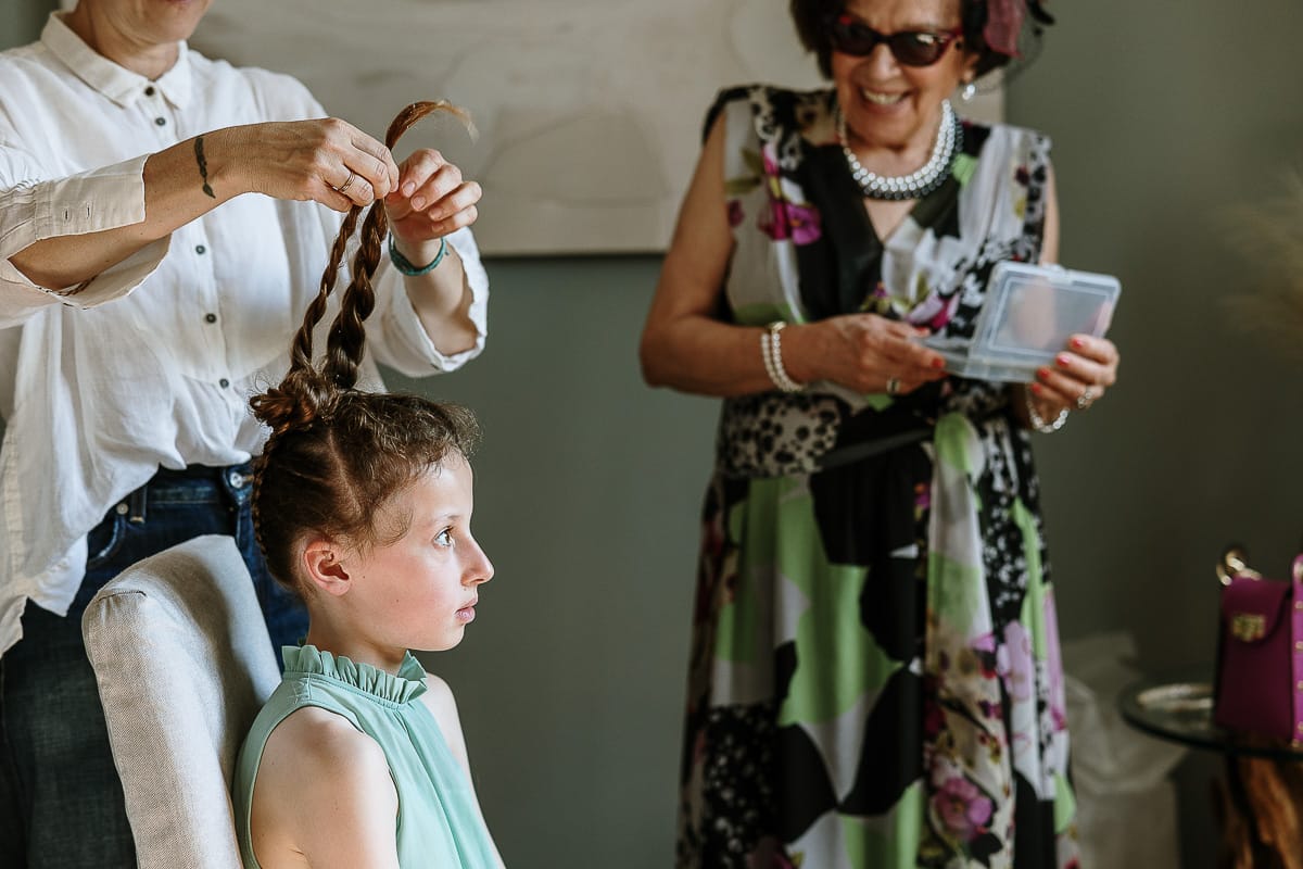 Fotografo matrimonio in Monferrato. Matrimonio di Serena e Fabrizio. Preparazione a Baldissero Torinese. Nipotina viene pettinata.