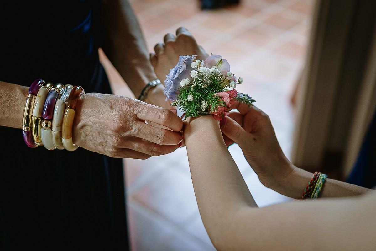 Fotografo matrimonio in Monferrato. Matrimonio di Serena e Fabrizio. Preparazione a Baldissero Torinese. Corsage al polso della nipotina.