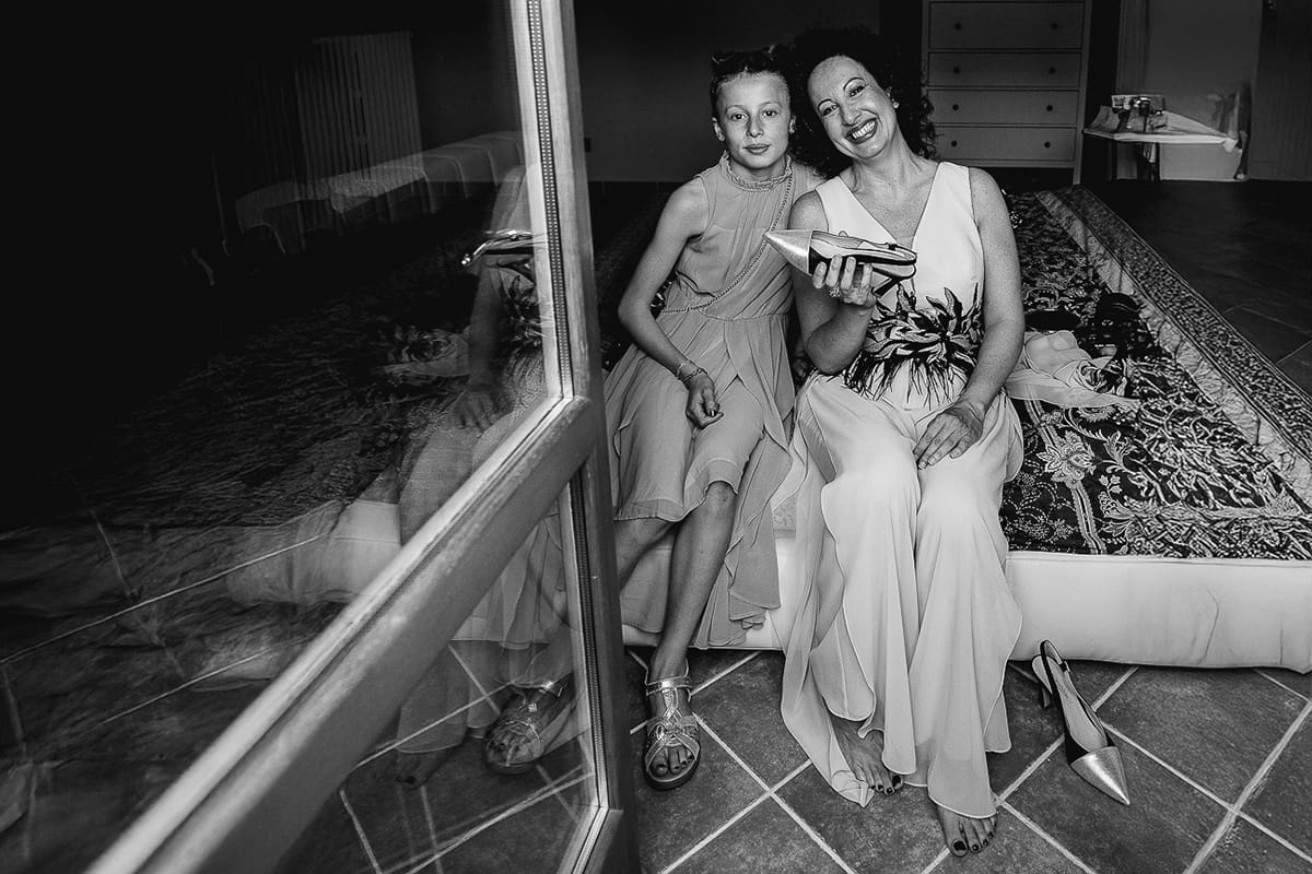 Fotografo matrimonio in Monferrato. Matrimonio di Serena e Fabrizio. Preparazione a Baldissero Torinese. Sposa con nipotina.