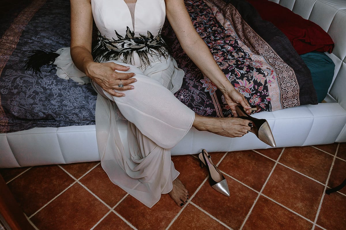 Fotografo matrimonio in Monferrato. Matrimonio di Serena e Fabrizio. Preparazione a Baldissero Torinese. Sposa si mette le scarpe.