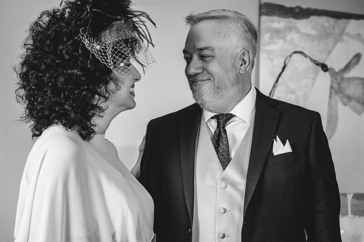 Fotografo matrimonio in Monferrato. Matrimonio di Serena e Fabrizio. Preparazione a Baldissero Torinese. Gli sposi si guardano. Bianco e nero.
