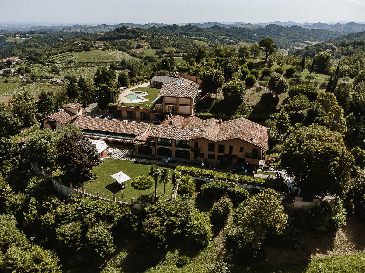 Fotografo matrimonio in Monferrato. Matrimonio di Serena e Fabrizio al Vecchio Castagno di Cocconato d'Asti. Foto aerea panoramica dal drone.