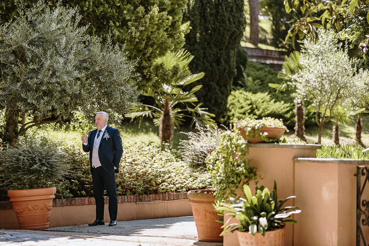 Fotografo matrimonio in Monferrato. Matrimonio di Serena e Fabrizio al Vecchio Castagno di Cocconato d'Asti.Lo sposo attende l'arrivo della sposa.