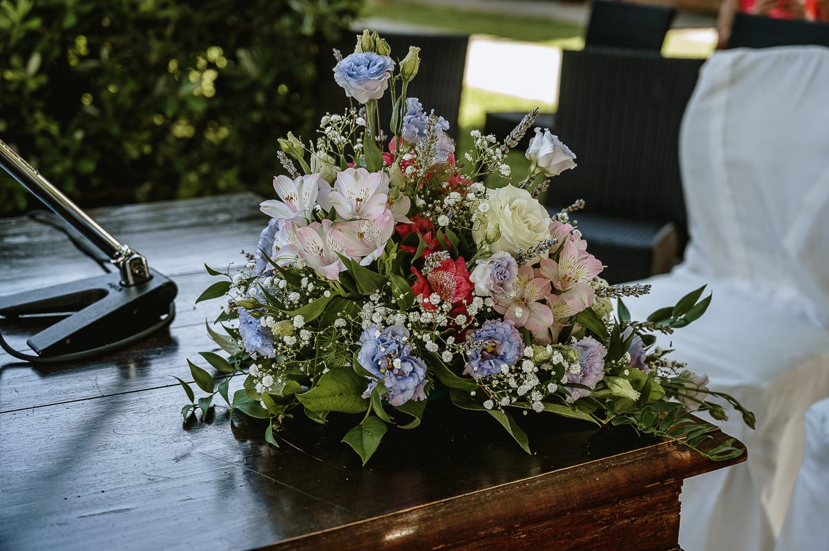 Fotografo matrimonio in Monferrato. Matrimonio di Serena e Fabrizio al Vecchio Castagno di Cocconato d'Asti.Composizione floreale.
