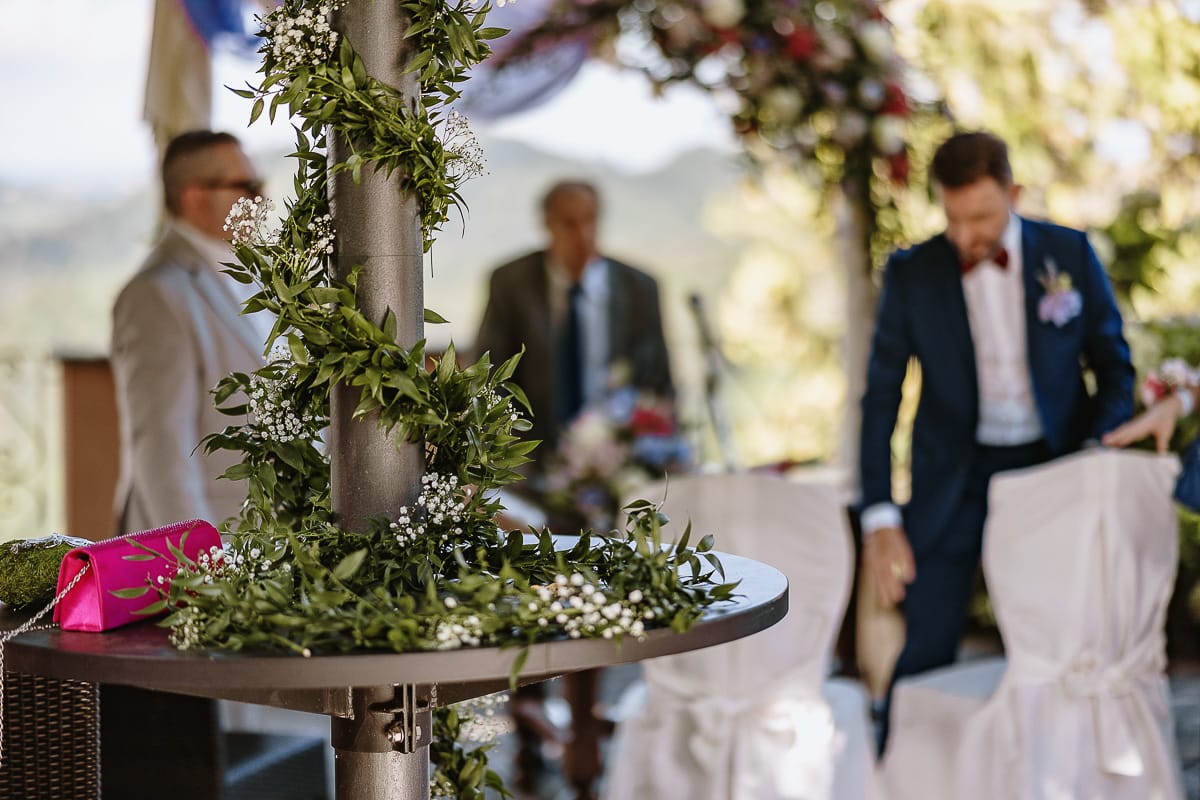 Fotografo matrimonio in Monferrato. Matrimonio di Serena e Fabrizio al Vecchio Castagno di Cocconato d'Asti.Decorazione floreale.