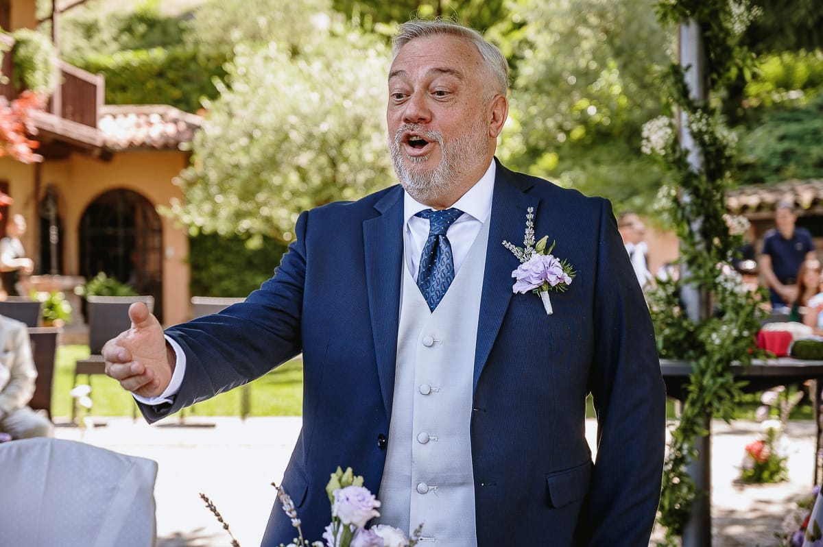 Fotografo matrimonio in Monferrato. Matrimonio di Serena e Fabrizio al Vecchio Castagno di Cocconato d'Asti. Sposo saluta il sindaco.