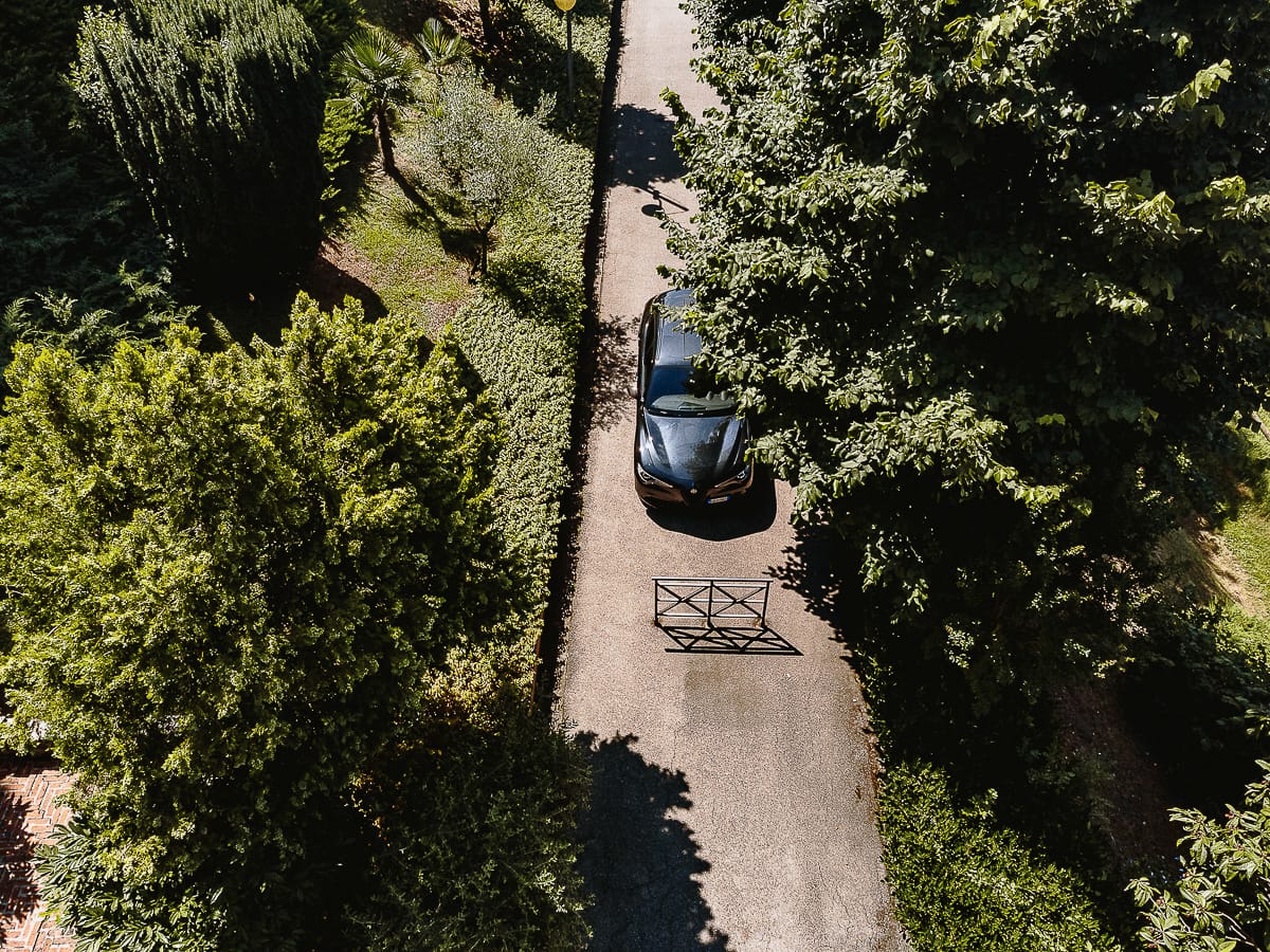 Fotografo matrimonio in Monferrato. Matrimonio di Serena e Fabrizio al Vecchio Castagno di Cocconato d'Asti. Arrivo della sposa. Foto aerea dal drone.