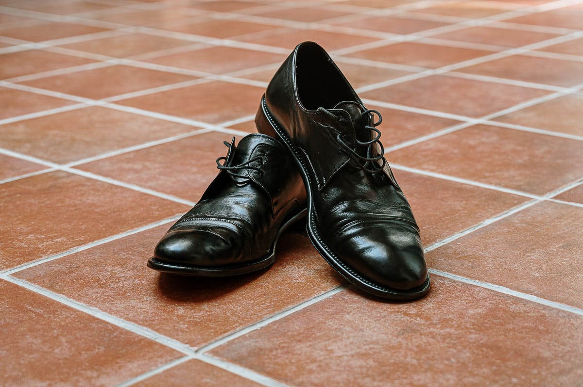 Fotografo matrimonio in Monferrato. Matrimonio di Serena e Fabrizio. Preparazione a Baldissero Torinese. Scarpe dello sposo.
