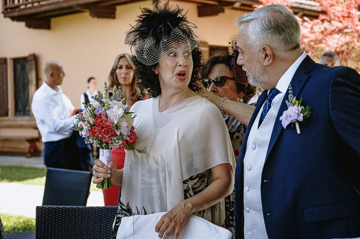 Fotografo matrimonio in Monferrato. Matrimonio di Serena e Fabrizio al Vecchio Castagno di Cocconato d'Asti. Cerimonia. sposa con un'espressione buffa.