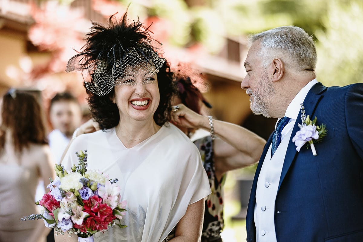 Fotografo matrimonio in Monferrato. Matrimonio di Serena e Fabrizio al Vecchio Castagno di Cocconato d'Asti. cerimonia. sposi. Sposa molto sorridente.