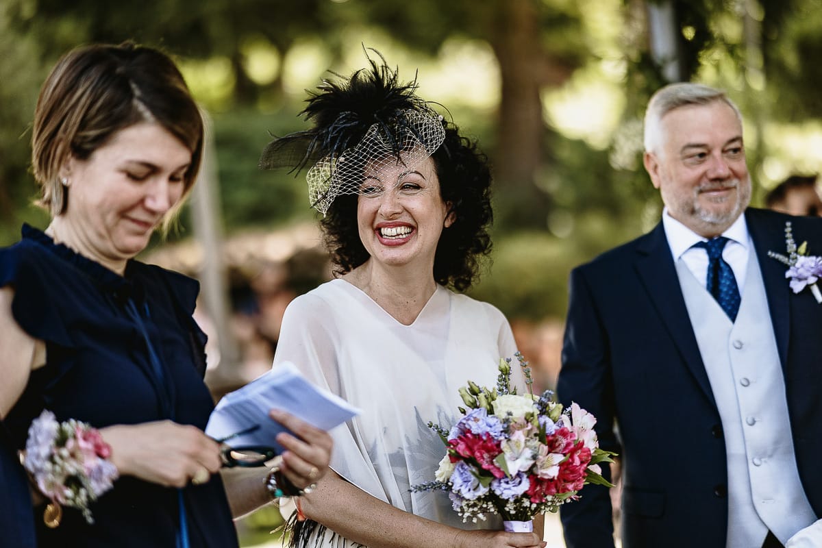 Fotografo matrimonio in Monferrato. Matrimonio di Serena e Fabrizio al Vecchio Castagno di Cocconato d'Asti. Cerimonia. Sposi sorridenti con la cerimonia.