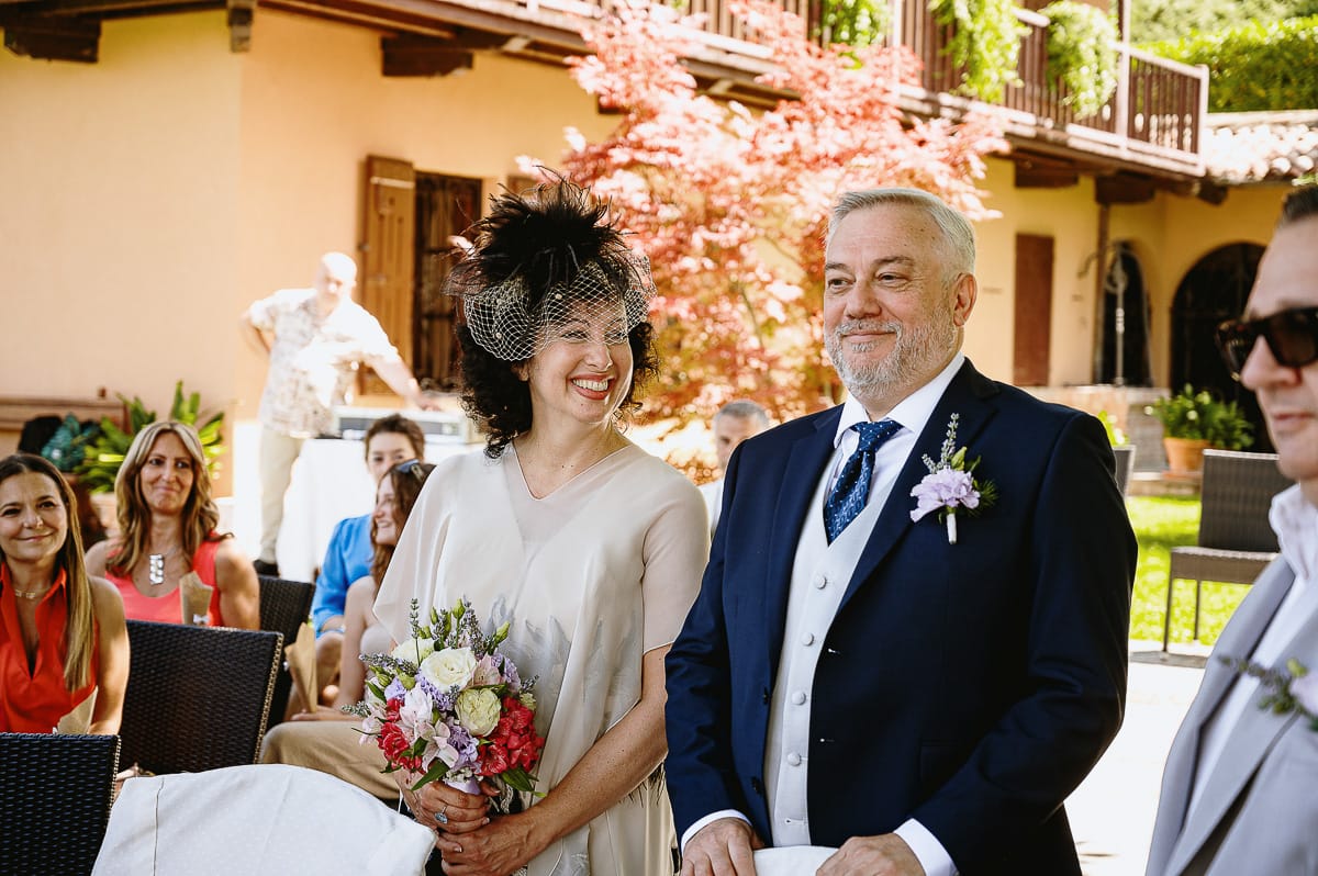 Fotografo matrimonio in Monferrato. Matrimonio di Serena e Fabrizio al Vecchio Castagno di Cocconato d'Asti. Cerimonia. Sposi sorridenti. sposa guarda lo sposo.