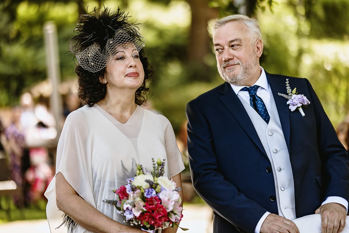 Fotografo matrimonio in Monferrato. Matrimonio di Serena e Fabrizio al Vecchio Castagno di Cocconato d'Asti. Cerimonia. Sposo guarda la sposa.