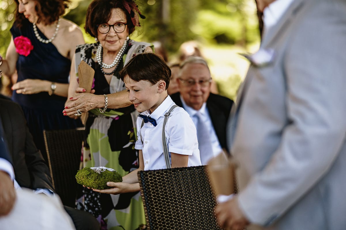 Fotografo matrimonio in Monferrato. Matrimonio di Serena e Fabrizio al Vecchio Castagno di Cocconato d'Asti. Cerimonia. Nipotino porta gli anelli.