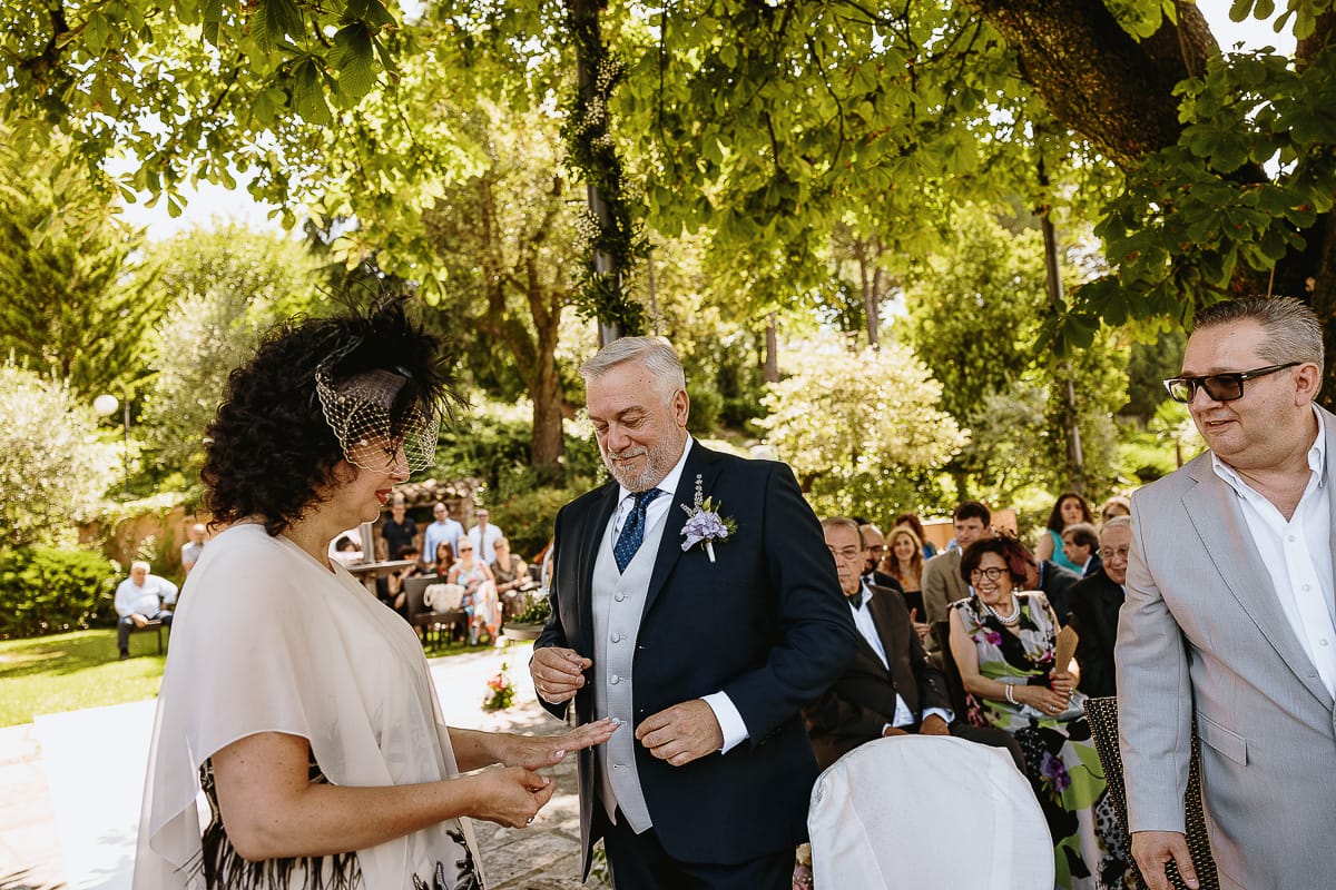 Fotografo matrimonio in Monferrato. Matrimonio di Serena e Fabrizio al Vecchio Castagno di Cocconato d'Asti. Cerimonia. Sposo infila l'anello alla sposa.