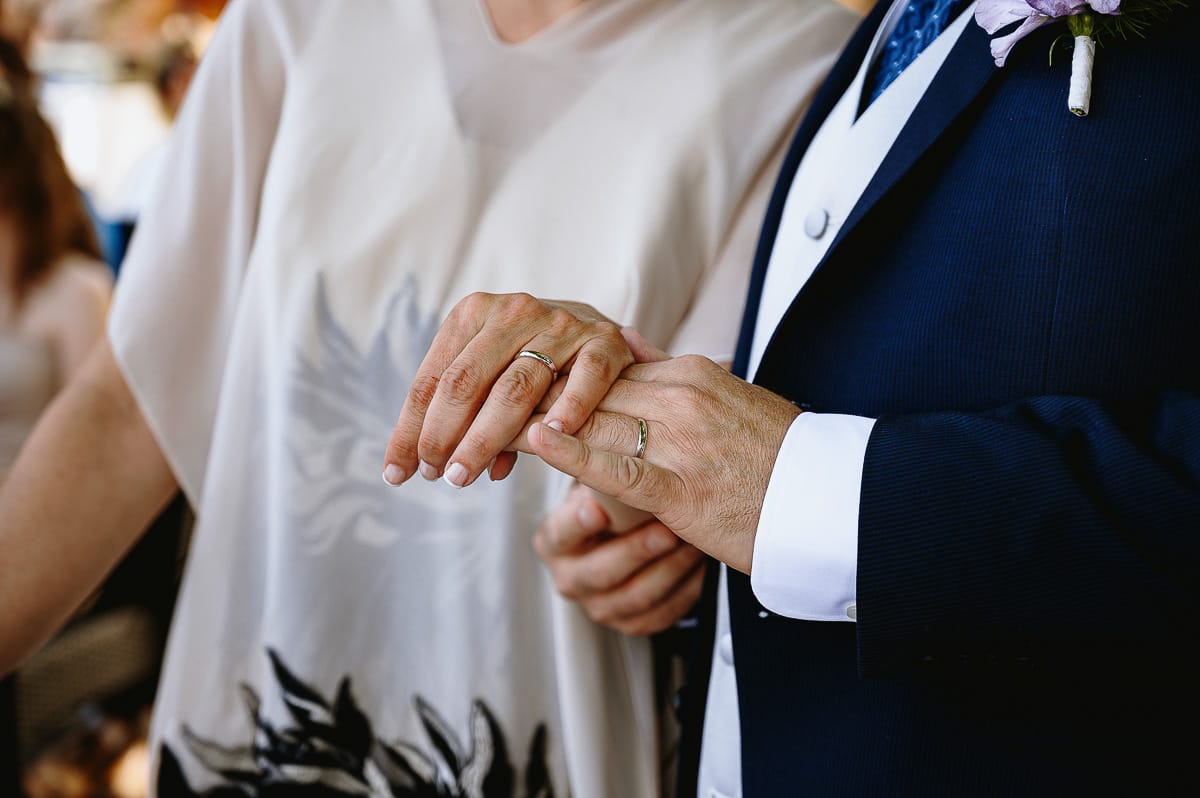 Fotografo matrimonio in Monferrato. Matrimonio di Serena e Fabrizio al Vecchio Castagno di Cocconato d'Asti. Cerimonia. dettaglio delle mani con gli anelli.