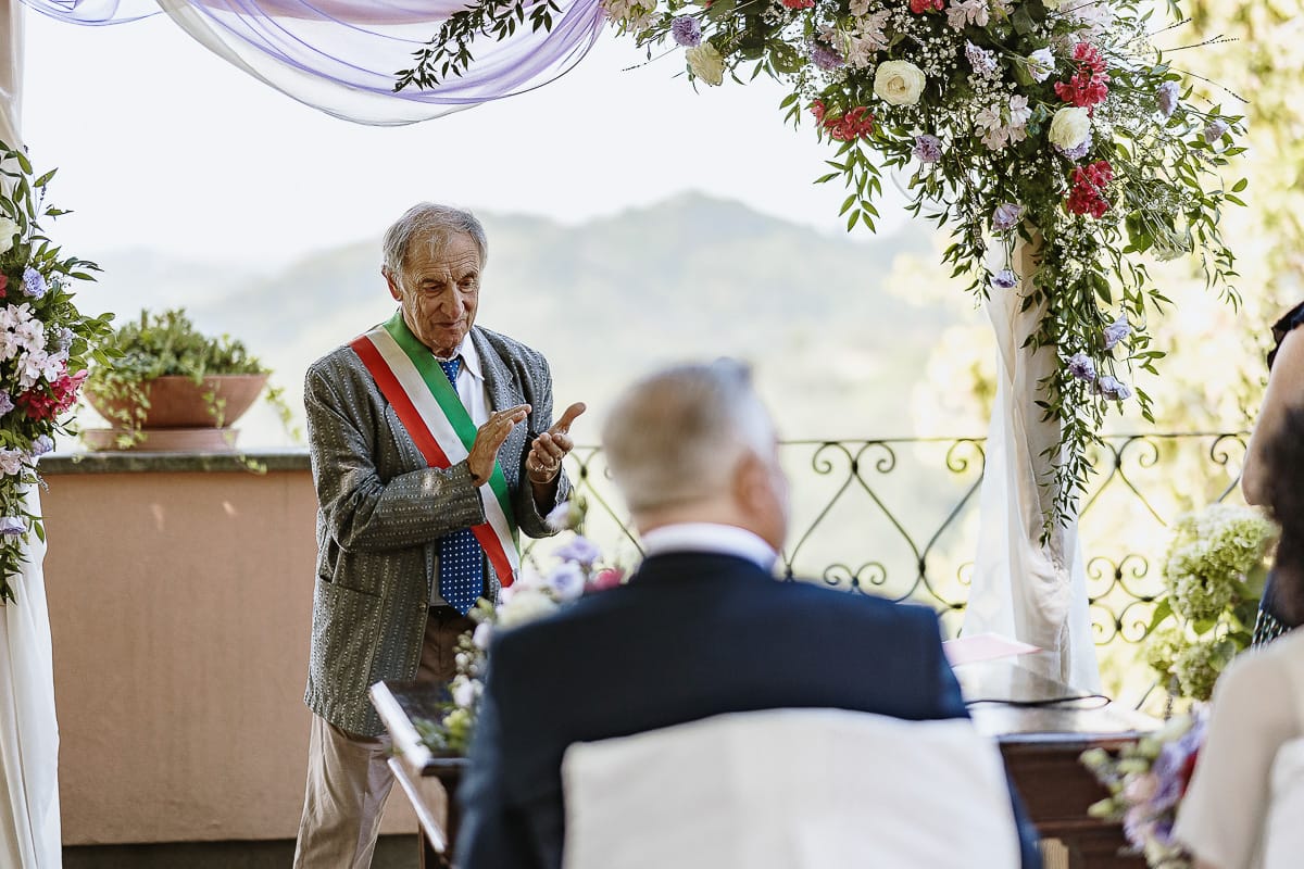 Fotografo matrimonio in Monferrato. Matrimonio di Serena e Fabrizio al Vecchio Castagno di Cocconato d'Asti. Cerimonia. Sindaco applaude.